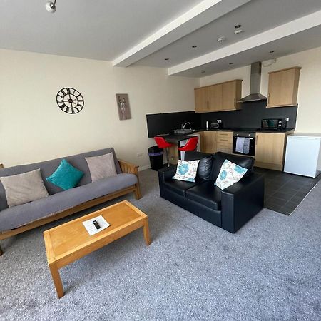 2 Large Bedroom Apartment- Wifi & Parking Fleetwood Extérieur photo