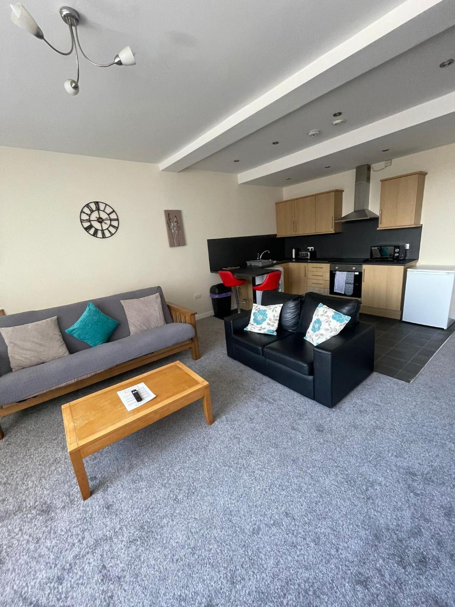 2 Large Bedroom Apartment- Wifi & Parking Fleetwood Extérieur photo